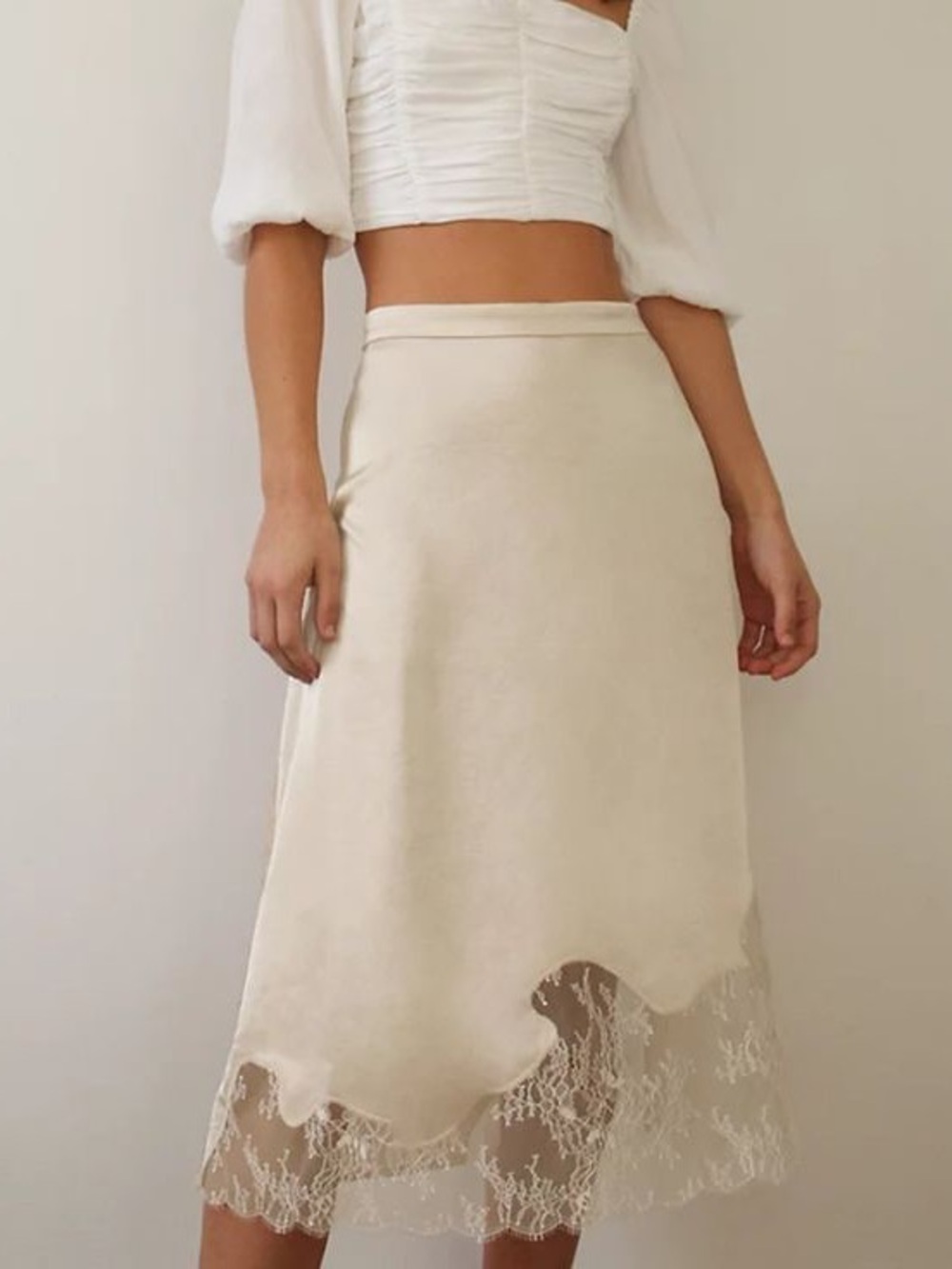 BNWT Aritzia sonnet skirt, color sand, size 0